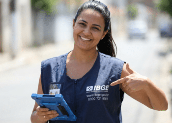 Recenseadora do IBGE em trabalho de campo.