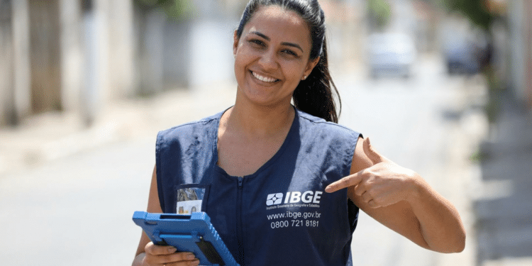Recenseadora do IBGE em trabalho de campo.