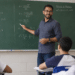 Professor explicando fórmula de Bhaskara no quadro verde, alunos atentos em sala de aula.