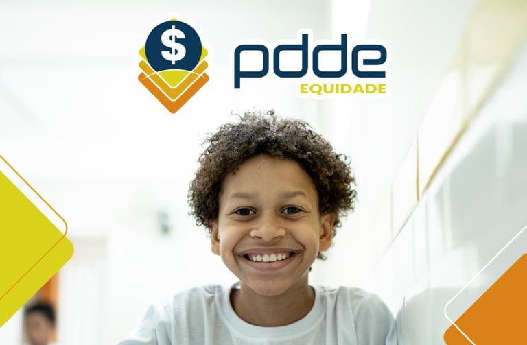 Menino sorridente com cabelos cacheados e camiseta branca e logo do PDDE Equidade com símbolo de dinheiro.