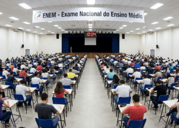 Centenas de estudantes fazem o Exame Nacional do Ensino Médio sentados em fileiras num auditório amplo.