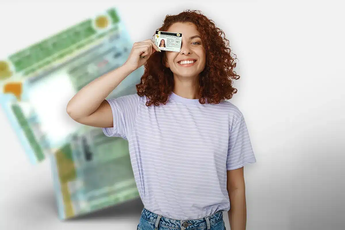 Jovem feliz exibe nova CNH com fundo de documento ampliado.