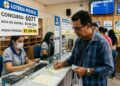 Homem escreve bilhete na lotérica para o concurso 6077 da Loteria Federal, prêmio de R$ 500 mil