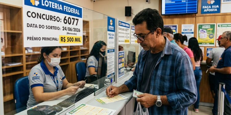 Homem escreve bilhete na lotérica para o concurso 6077 da Loteria Federal, prêmio de R$ 500 mil