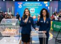 Apresentadoras mostram bola 45 durante sorteio ao vivo da Loteria dos Sonhos no Ceará