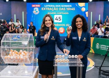 Apresentadoras mostram bola 45 durante sorteio ao vivo da Loteria dos Sonhos no Ceará