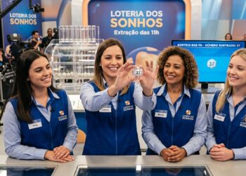 Quatro apresentadoras sorrindo, uma exibe a bola sorteada número 37 da Loteria dos Sonhos