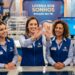 Quatro apresentadoras sorrindo, uma exibe a bola sorteada número 37 da Loteria dos Sonhos