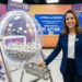 Apresentadora exibe bola sorteada número 18 no sorteio ao vivo Loteria dos Sonhos 11h