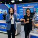 Apresentadora e assistente mostram bola número 7 durante sorteio da Loteria dos Sonhos, painel de resultados ao fundo