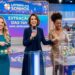 Três mulheres apresentam o resultado da Loteria dos Sonhos, segurando bolas e microfone ao vivo no estúdio