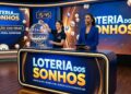 Duas mulheres apresentam o sorteio da Loteria dos Sonhos, uma operando o globo de bolas e outra lendo os resultados.