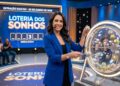 Apresentadora retira a bola premiada número 3 do globo no sorteio da Loteria dos Sonhos