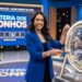 Apresentadora retira a bola premiada número 3 do globo no sorteio da Loteria dos Sonhos