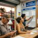 Homens e mulheres em lotérica analisam papéis e painel digital com resultado da Loteria dos Sonhos em 26 de junho