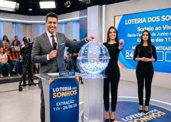 Apresentador Carlos Silva e duas assistentes exibem bola sorteada número 24 na Loteria dos Sonhos, 11h