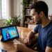 Homem analisa bilhete da Loteria dos Sonhos ao assistir anúncio dos números sorteados em tablet