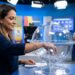 Apresentadora retira bola de globo transparente durante extração da Loteria dos Sonhos em estúdio de TV