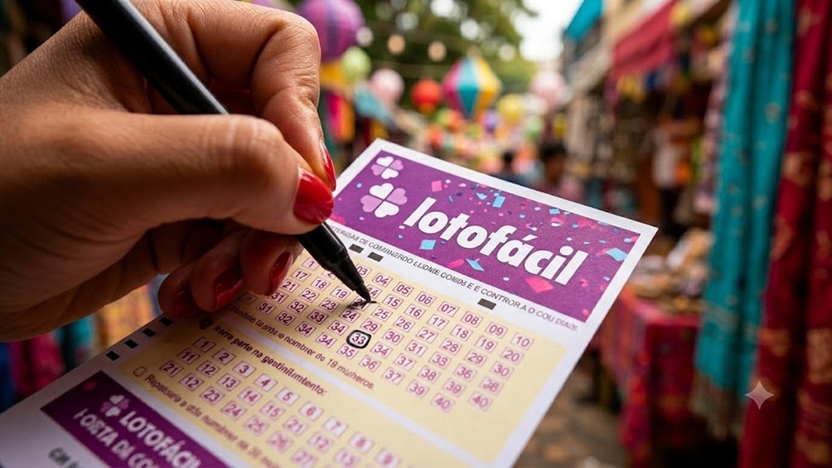 Mão feminina com unhas vermelhas marca números em volante da Lotofácil em feira ao ar livre colorida