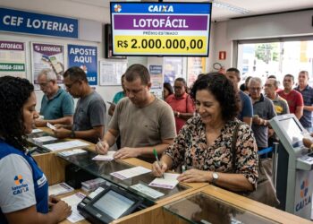 Grupo de pessoas preenchendo apostas da Lotofácil em lotérica da Caixa, com destaque para prêmio de 2 milhões