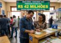 Casal sorridente preenche volante da Mega-Sena em lotérica movimentada com placa de prêmio acumulado