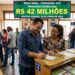 Casal sorridente preenche volante da Mega-Sena em lotérica movimentada com placa de prêmio acumulado