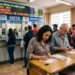 Pessoas preenchendo apostas na lotérica para o concurso 3023 da Mega-Sena, prêmio de R$ 3,5 milhões
