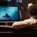 Homem assistindo televisão digital em sala moderna com foco em transmissão de canais comerciais e educativos.