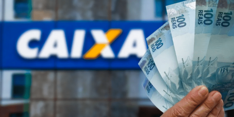 Pagamento de benefício com notas de 100 reais em frente à Caixa Econômica Federal.