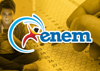 Jovem mexendo no celular com logo do Enem e prova em destaque.