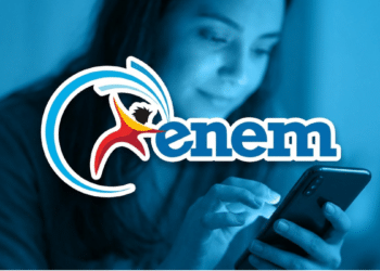Jovem consulta informações do ENEM pelo celular.
