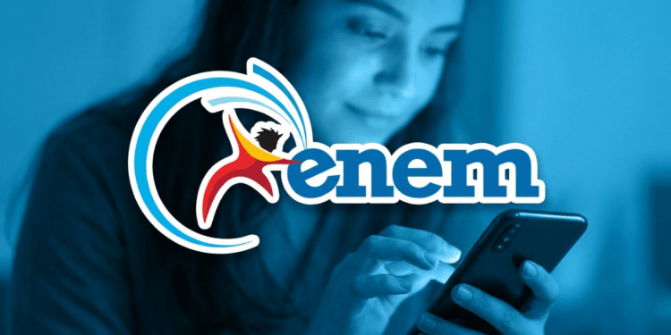 Jovem consulta informações do ENEM pelo celular.