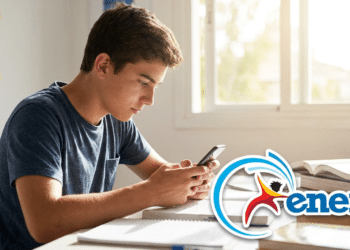 Estudante se prepara para o ENEM usando celular e livros no quarto.