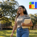 Estudante sorridente caminha com livros em campus universitário com logo do SISU.