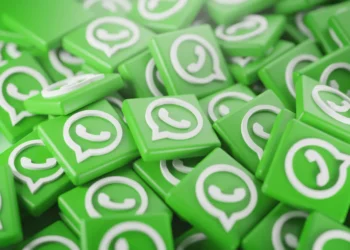 Usuário visualiza ícones do WhatsApp representando a nova função de nomes de usuário que substitui o número de telefone.