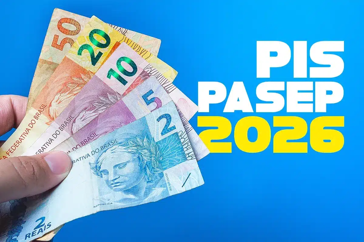 Notas de reais nas mãos de um trabalhador, ilustrando a liberação do Abono Salarial PIS/Pasep em junho de 2026 para os trabalhadores que atendem aos requisitos.