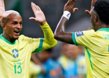 Jogadores do Brasil comemoram gol enquanto aguardam o adversário da Copa do Mundo no mata-mata