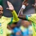 Jogadores do Brasil comemoram gol enquanto aguardam o adversário da Copa do Mundo no mata-mata