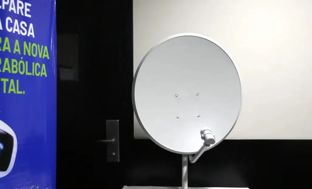 Antena parabólica digital exibida em ambiente interno, representando o agendamento da instalação gratuita para famílias brasileiras.