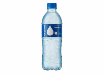 Garrafa de água mineral Crystal sem gás recolhida após alerta da Anvisa por contaminação bacteriana.