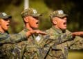 Recrutas em formação fazem juramento, ilustrando o prazo final do alistamento militar obrigatório