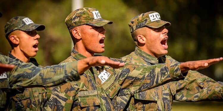 Recrutas em formação fazem juramento, ilustrando o prazo final do alistamento militar obrigatório