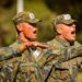 Recrutas em formação fazem juramento, ilustrando o prazo final do alistamento militar obrigatório