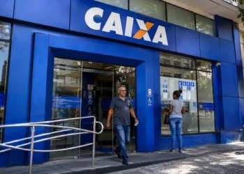 Fachada de agência da Caixa Econômica Federal, representando o período de alteração nos horários das loterias durante a Copa do Mundo de 2026.