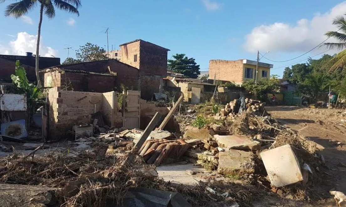 Município com danos causados por evento climático, representando a antecipação do Bolsa Família para famílias em situação de emergência em junho de 2026.