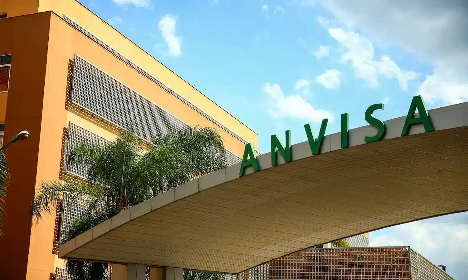 Anvisa Fachada da Anvisa em notícia sobre testes satisfatórios de produtos fabricados em 2026.