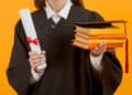 Recém-formada em Direito segura diploma e livros jurídicos representando as áreas de atuação além da advocacia