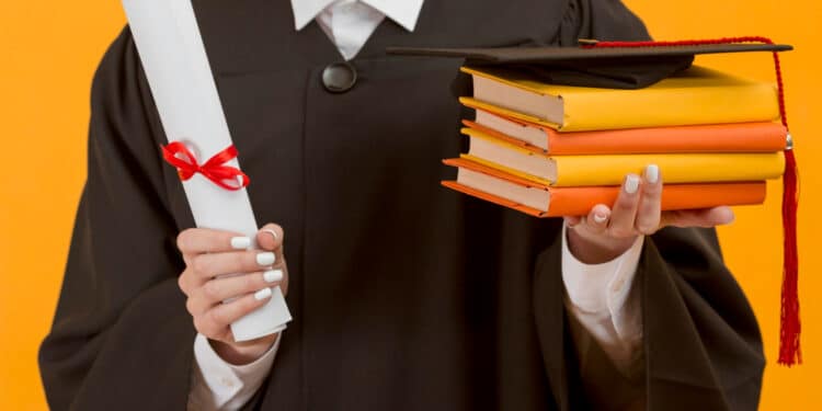 Recém-formada em Direito segura diploma e livros jurídicos representando as áreas de atuação além da advocacia