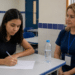 Aplicadora acompanha estudante durante a prova, representando o atendimento especializado do Enem 2026