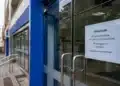 Entrada de uma agência bancária brasileira fechada, representando a suspensão do atendimento presencial durante o feriado de Corpus Christi nesta quinta-feira (4).